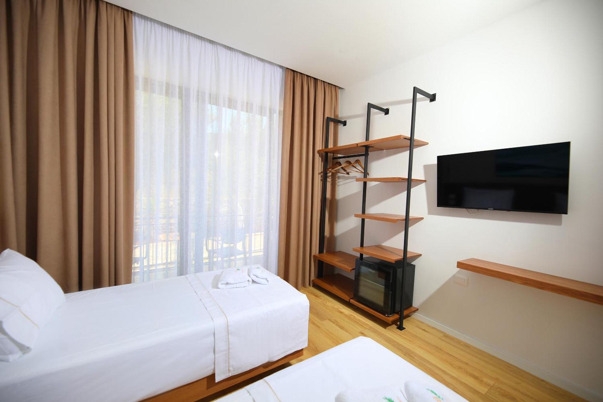 Mezzanine Bay Hotel Himare Exterior foto